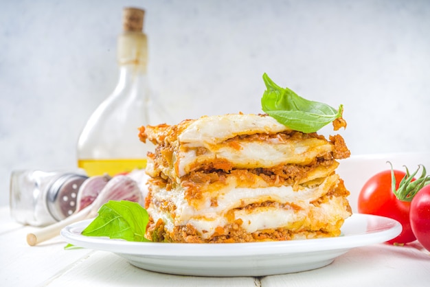 Kuchnia śródziemnomorska, tradycyjny włoski makaron lasagne z sosem bolognese, beszamelem i serem.