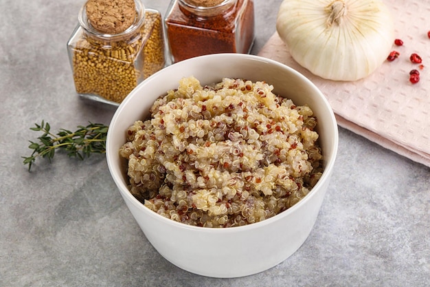 Kuchnia wegańska gotowane płatki quinoa