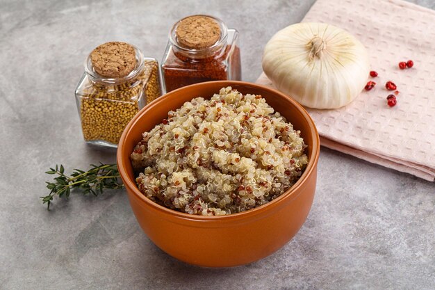 Kuchnia wegańska gotowane płatki quinoa