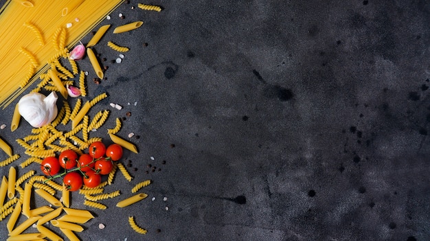 Kuchnia Włoska Widok Z Góry Skopiuj Przestrzeń Poziome Tło Fotograficzne Z Makaronem Spaghetti Pomidorowym Cherry