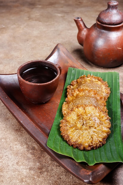 Kue Cucur to tradycyjna indonezyjska przekąska z mąki ryżowej i cukru palmowego