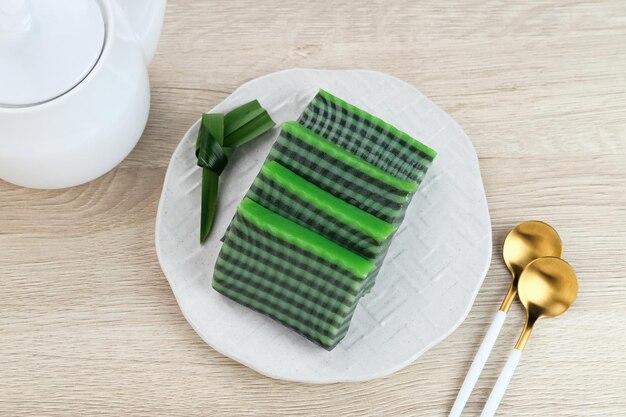 Kue Lapis Pandan lub Kue Pepe lub lepka przekładka Indonezyjska tradycyjna przekąska z mąki ryżowej