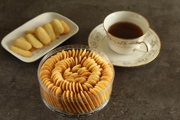 Kue Lidah Kucing lub Koci język. Cienkie Ciasteczka o Słodkim Smaku i Chrupkości