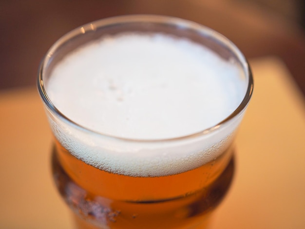 Kufel napoju alkoholowego brytyjskiego piwa w pubie
