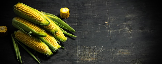 Zdjęcie kukurydza na ciemnym stole.