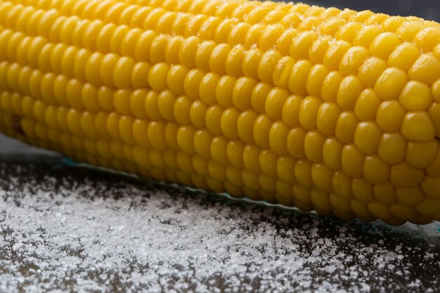Kukurydza w ciemności z solą