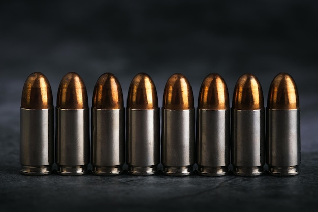 Kula 9mm. Na ciemnym kamiennym stole.rundy i technologia militarna.