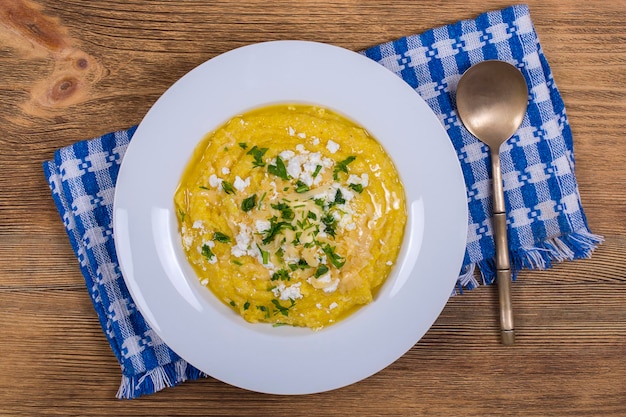 Kulesha Hutsul porridge kukurydziane gotowane na wodzie podawane z serem masłem serem i kwaśną śmietaną na talerzu Zachodnia Ukraina Zbliżony widok z góry Tradycyjny ukraiński i hutsulski posiłek