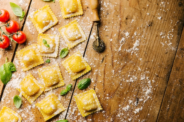 Zdjęcie kulinarny włoski pierożek na drewnianym stole