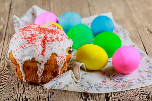 Kulitch Kulich Wielkanocny chleb zwieńczony ozdobionymi pisankami