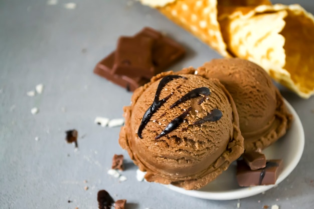 Kulka lodów czekoladowych kawy w misce
