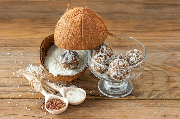 Zdjęcie kulki energetyczne, słodycze odpowiednie odżywianie domowej roboty. wytwarzany z daktyli, moreli, migdałów i kokosa z miodem.