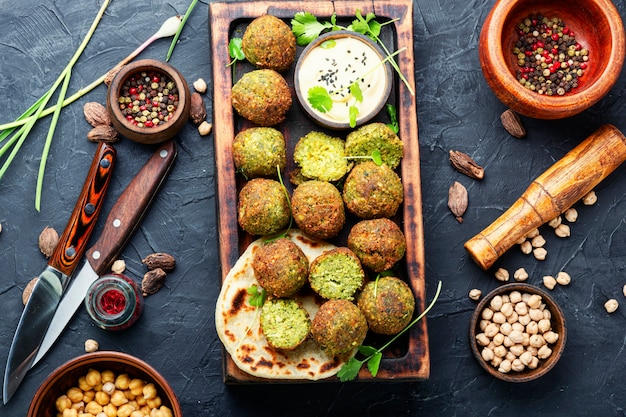 Kulki Falafel na drewnianej desce do krojenia.Arabska przekąska falafel