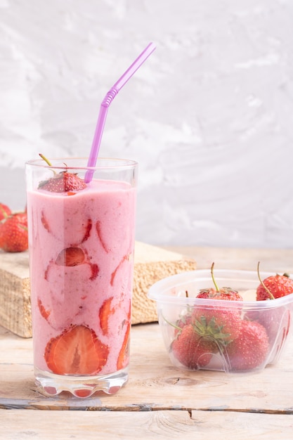 kulki smoothie, mrożone smakołyki w szkle, kij do picia. Truskawki