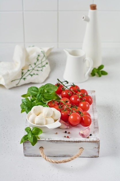 Kulki Z Sera Mozzarella, Pomidorki Koktajlowe I Zielona świeża Organiczna Bazylia