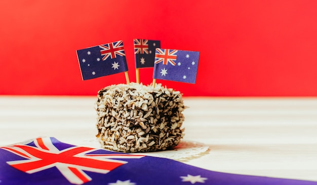 Kultowe Tradycyjne Australijskie Przyjęcie, Ciasta Lamington Na Czerwonym, Białym I Niebieskim Tle. Flaga Australii.