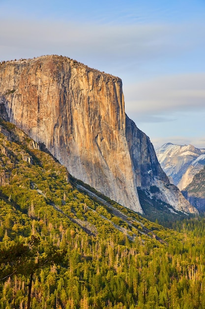 Zdjęcie kultowy el capitan podczas zachodu słońca z widoku tunelu w yosemite