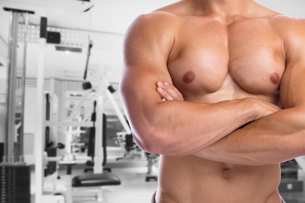 Zdjęcie kulturysta kulturystyka wyginanie mięśni klatki piersiowej pozowanie fitness siłownia kulturysta budynek silny muskularny mężczyzna