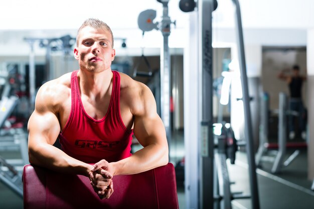 Kulturysta lub trener w siłowni lub centrum fitness