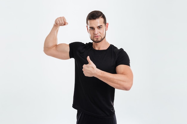 Kulturysta pokazujący biceps