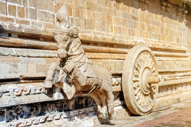 KUMBAKONAM INDIA Kamienny koń i kamienne koło z rydwanu Nageshwara
