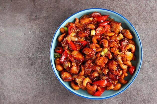 Kung Pao z kurczaka. Smażone kawałki kurczaka z orzechami nerkowca i papryką.