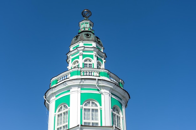 Kunstkamera była pierwszym założonym muzeum. Wieża w centrum budynku z bliska.