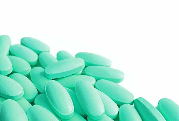 Kupa miętowych zielonych tabletek uzupełniających na białym tle z miejscem na kopię