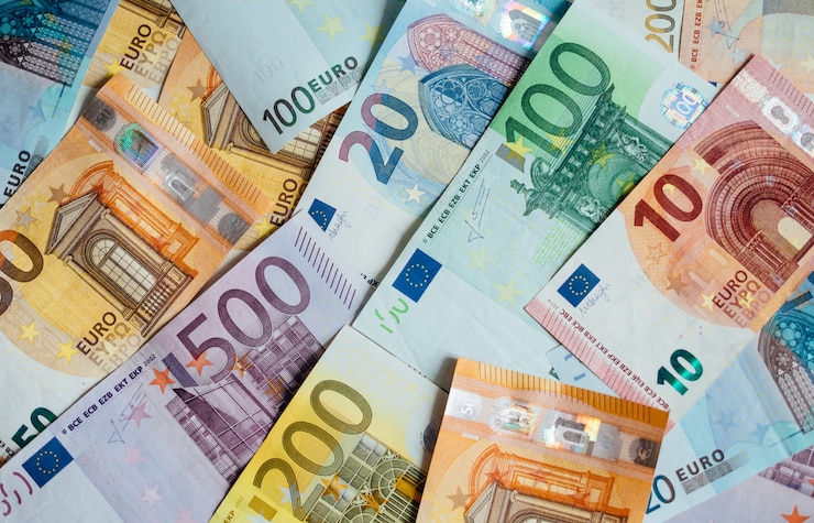 Zdjęcie kupa papierowych banknotów euro w ramach systemu płatności zjednoczonego kraju