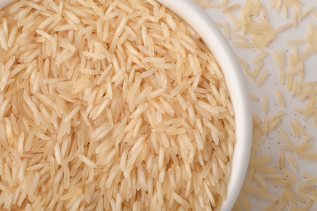 Kupie brązowy ryż na białym