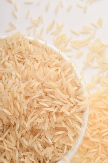 Kupie brązowy ryż na białym