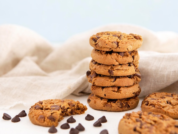 Zdjęcie kupie ciasteczka i ugryziony plik cookie