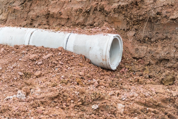 Kupie Drenażu Betonu Wykop Rury Na Placu Budowy. Betonowe Rury Ułożone Wody ściekowej