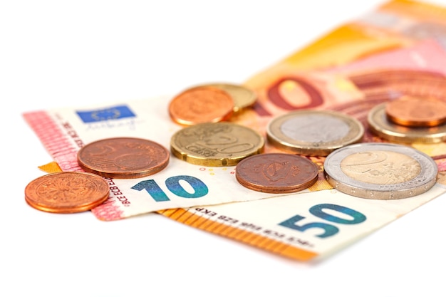 Kupie monet euro i banknotów na białym, pieniądze