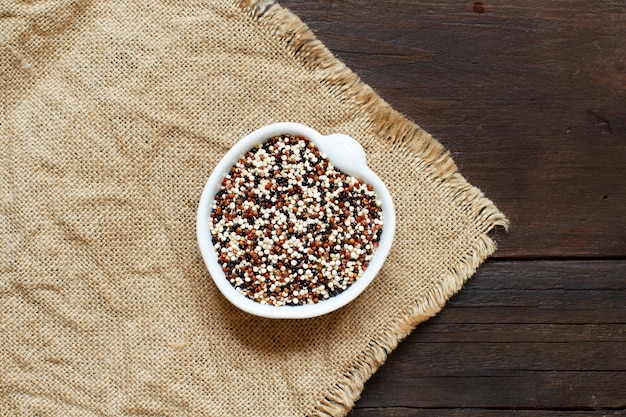 Kupie Niegotowane Mieszane Czerwone, Białe I Czarne Quinoa W Misce