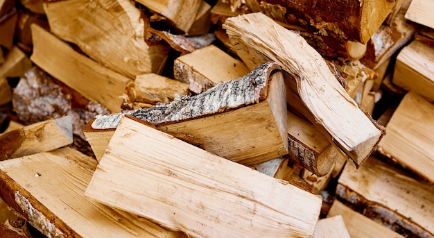 Kupie posiekane drewno gotowe do spalenia. Zdjęcie wysokiej jakości