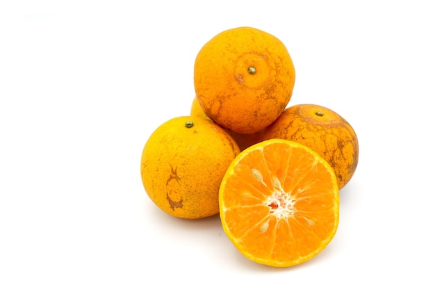Kupie tajskiej mandarynki pomarańczy na białym tle