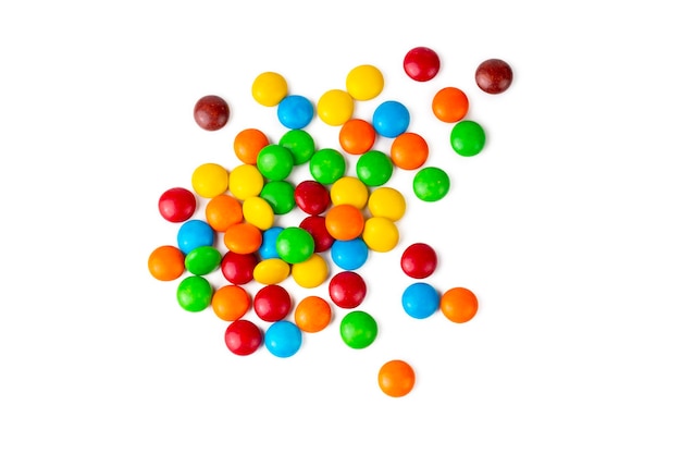 Kupie tęczowych kolorowych cukierków powlekanych czekoladowymi przyciskami na białym tle