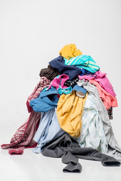 Kupie używane ubrania na jasnym tle Używane do recyklingu