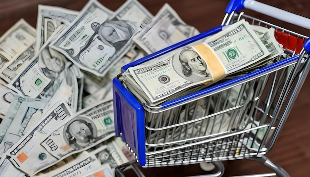 Kupowanie amerykańskich dolarów w Uzbekistanie Dolar amerykański toczy się w wózku handlowym i stosie uzbeckich sum
