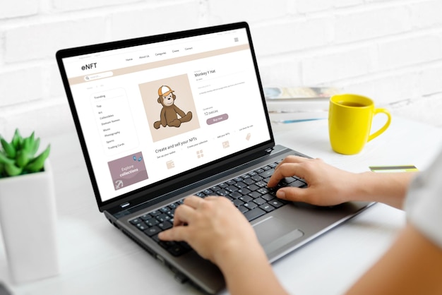 Kupowanie grafiki NFT na koncepcji rynku internetowego Nowoczesna strona internetowa na laptopie z modną grafiką małp NFT Niezamienny token blockchain