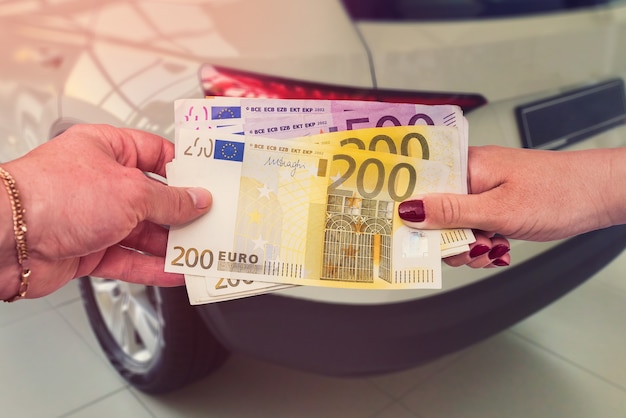 Kupujący Daje Sprzedającemu Euro Na Zawarcie Umowy Kupna Lub Leasingu Samochodu
