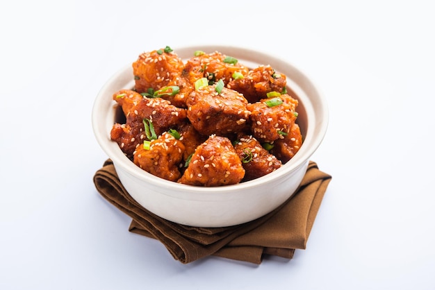 Kurczak chilli na sucho to popularne indyjsko-chińskie danie z kurczaka z chińskiego dziedzictwa Hakka