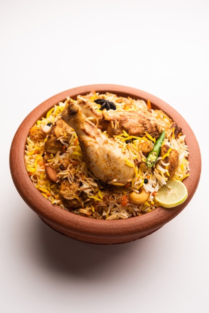 Kurczak Dum Handi Biryani jest przygotowywany w glinianym lub glinianym garnku zwanym Haandi. Popularne indyjskie nie wegetariańskie jedzenie?