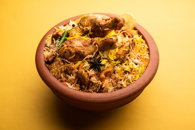 Kurczak Dum Handi Biryani jest przygotowywany w glinianym lub glinianym garnku zwanym Haandi. Popularne indyjskie nie wegetariańskie jedzenie?