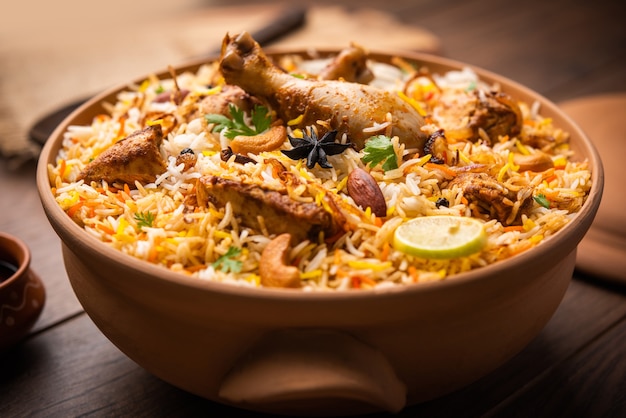 Kurczak Dum Handi Biryani jest przygotowywany w glinianym lub glinianym garnku zwanym Haandi. Popularne indyjskie nie wegetariańskie jedzenie?