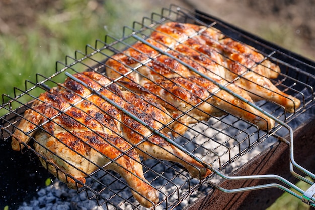 Kurczak Grillowany Na Grillu Na Węgiel Drzewny