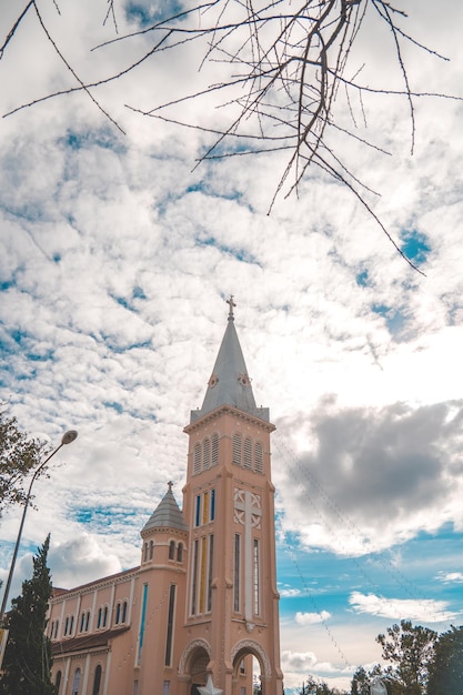 Kurczak katedralny To słynna starożytna architektura, która przyciąga innych turystów do Da Lat