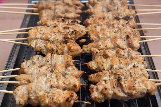 Kurczak satay jest słynnym jedzeniem w Malezji podczas każdej uroczystości