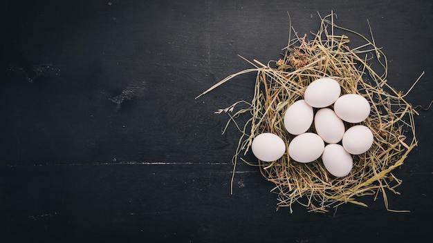 Kurczak surowe białe jajka Na drewnianym tle Widok z góry Kopiowanie miejsca